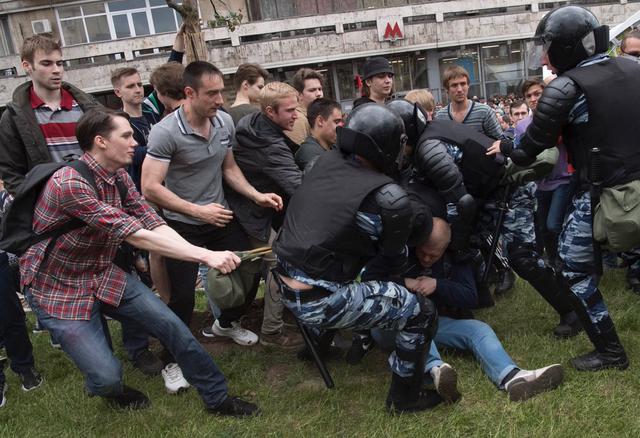Moscow police brutally dispersed opposition demonstration 34 Moscow police brutally dispersed opposition demonstration 34