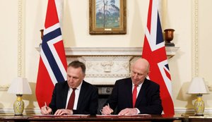 Министры обороны Норвегии и Великобритании подписывают соглашение "Лунна-Хауз"