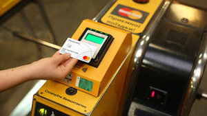 В метро Киева опять работает оплата банковскими картами