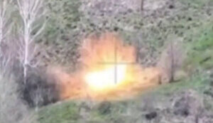 Group of 7 Russian soldiers blown up in minefield. VIDEO