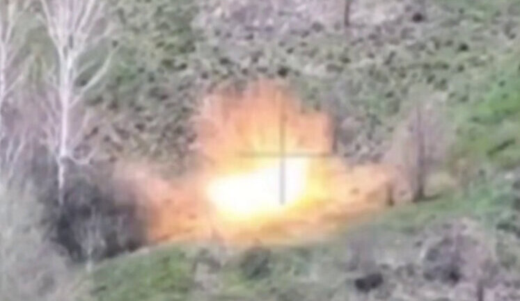 Group of 7 Russian soldiers blown up in minefield. VIDEO