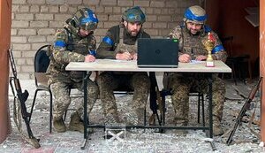 Воїни 44 ОАБр пишуть радіодиктант в школі на Курщині. ФОТО ДНЯ