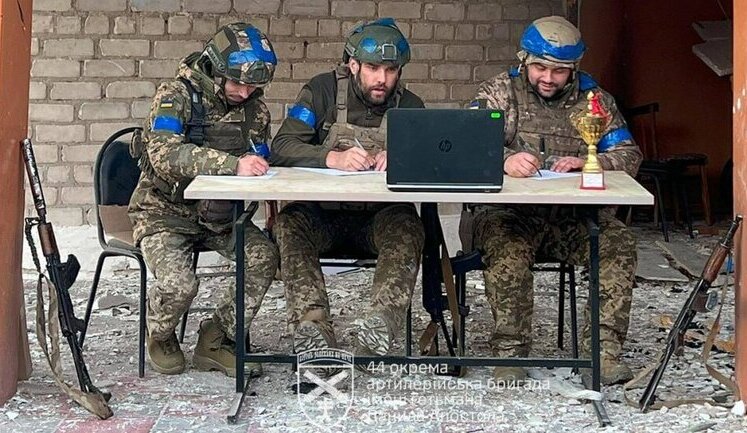 Воїни 44 ОАБр пишуть радіодиктант в школі на Курщині. ФОТО ДНЯ