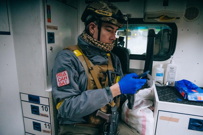 Військовий хірург Дмитро Андрощук, позивний Данте: Одного разу привезли пораненого, біля якого упали і розірвалися три дрони-камікадзе… 02 Військовий хірург Дмитро Андрощук, позивний Данте: Одного разу привезли пораненого, біля якого упали і розірвалися три дрони-камікадзе… 02