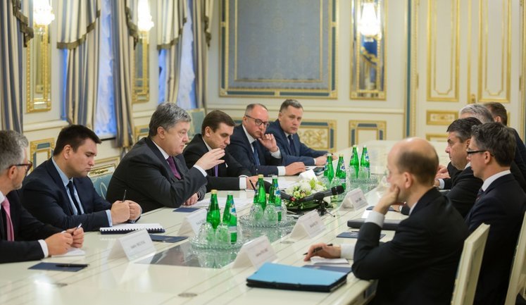Порошенко обговорив із главою МЗС Німеччини Габріелем посилення санкцій проти Росії у зв'язку із загостренням ситуації на Донбасі. ФОТОрепортаж