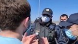 Чоловік, який дістався вплав у Гідропарк, пояснив свої дії: "Це моє право. Ні Аваков, ні Шмигаль не можуть нічого зробити". ВIДЕО