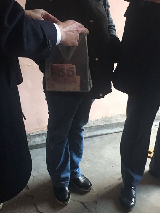 В Киеве СБУ задержала на взятке чиновника ГМС 01 В Киеве СБУ задержала на взятке чиновника ГМС 01