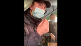 Водитель не выпустил из маршрутки полицейского, проверявшего соблюдение карантина. Теперь его будут судить за сопротивление властям. ВИДЕО