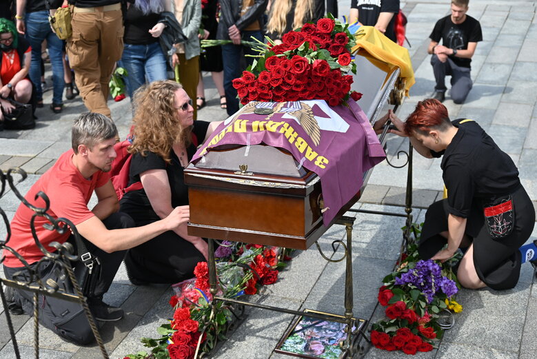 На київському Майдані попрощалися із бойовим медиком Дар’єю Філіп’євою (Блискавкою), яка загинула на фронті 04