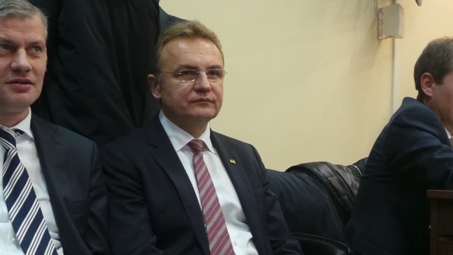 Корупціонер на смітті: под ВАКС проходит акция против Садового 10
