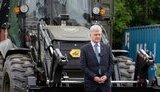 Порошенко везе техніку на фронт