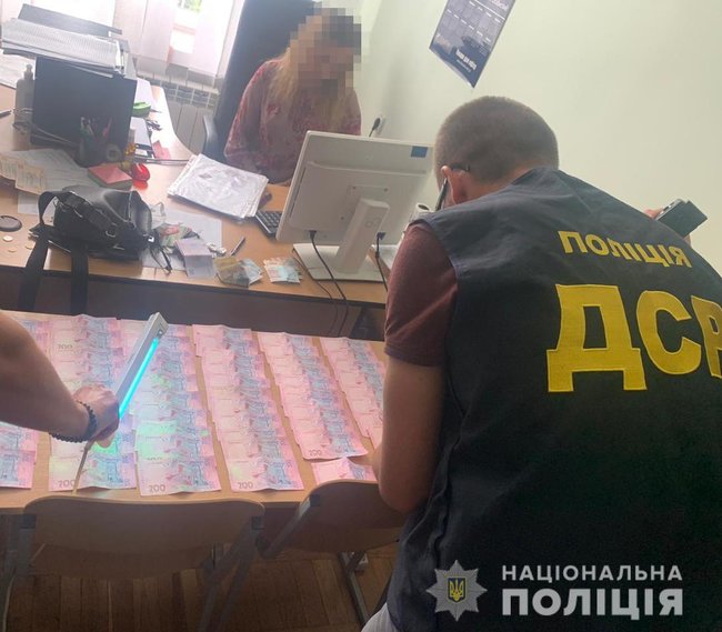 За 2 доби на хабарах спіймали 9 чиновників, - поліція 02