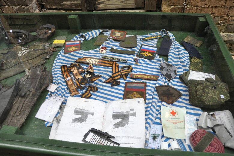 Кресло-катапульта, образцы снарядов и личные вещи рашистов: На Андреевском спуске открылась благотворительная выставка Спротив-2022 29 Кресло-катапульта, образцы снарядов и личные вещи рашистов: На Андреевском спуске открылась благотворительная выставка Спротив-2022 29