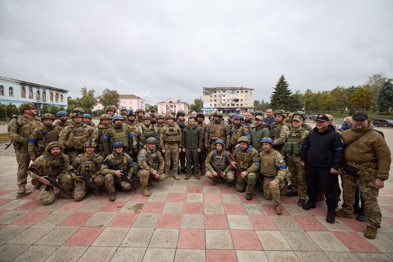 Зеленський приїхав у визволений від російських окупантів Ізюм 03
