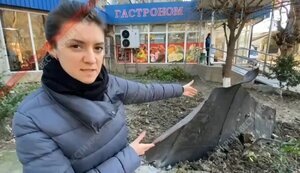 Куски БДК "Новочеркасск" вокруг Феодосийского порта стали "героями" сюжета пропагандистов: "На метр в землю ушел. Представляете, какой силы был удар?". ВИДЕО