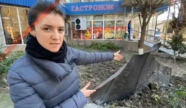 Куски БДК "Новочеркасск" вокруг Феодосийского порта стали "героями" сюжета пропагандистов: "На метр в землю ушел. Представляете, какой силы был удар?". ВИДЕО