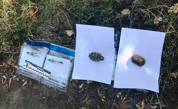 Чотирьох місцевих жителів, які, погрожуючи гранатою, відібрали службовий автомобіль у поліцейських, затримали на Одещині 03 Чотирьох місцевих жителів, які, погрожуючи гранатою, відібрали службовий автомобіль у поліцейських, затримали на Одещині 03