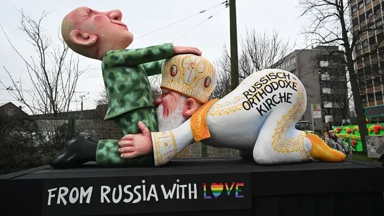 Россия заочно осудила скульптора Жака Тилли за сатиру на Путина