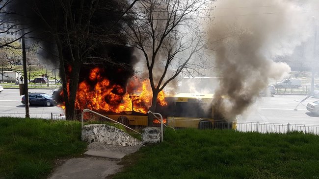 В Киеве на проспекте Правды сгорел автобус маршрута №102 07