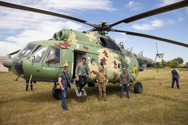 Zelenskyi, Tusk visit Stanytsia Luhanska 01