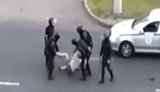 Белорусские омоновцы избили пожилого мужчину, пытавшегося выяснить, зачем они разбили стекло в его машине: "Дедушка, в милицию звони. Это - бандиты". ВИДЕО