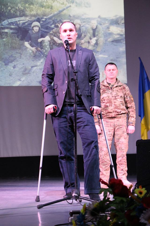 "Спасибі за те, що вручаєте ордени молодим хлопцям, простим солдатам". Бійці, які відзначилися на Донбасі, стали Народними героями України 04