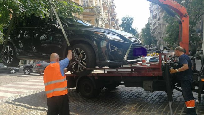 Київпарктранссервіс показав, як у столиці евакуюють елітні машини 05