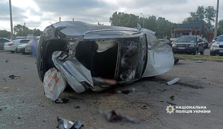 Tesla въехала в парковку в Полтаве, пострадали пять человек. ФОТОрепортаж