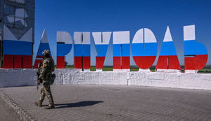 Large columns of enemy vehicles are moving through Mariupol in westerly direction, - Andryushchenko