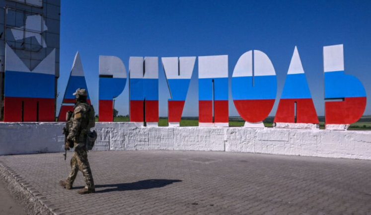 Large columns of enemy vehicles are moving through Mariupol in westerly direction, - Andryushchenko