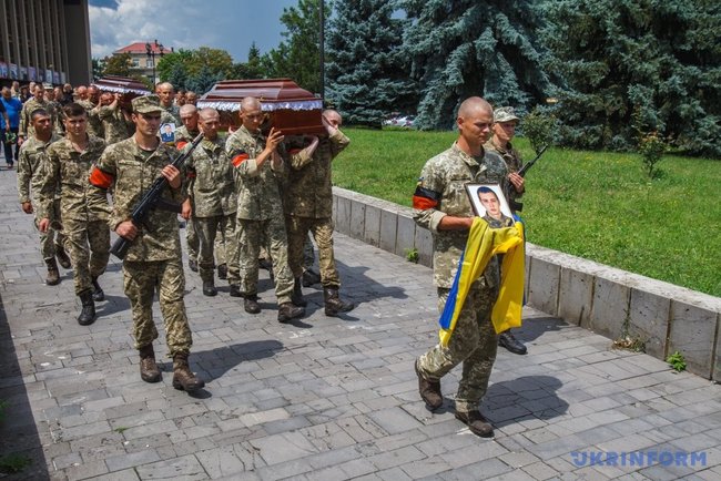 С погибшими на Ривненском полигоне воинами Валерием Тихоновским и Дмитрием Власовым простились в Ужгороде 09