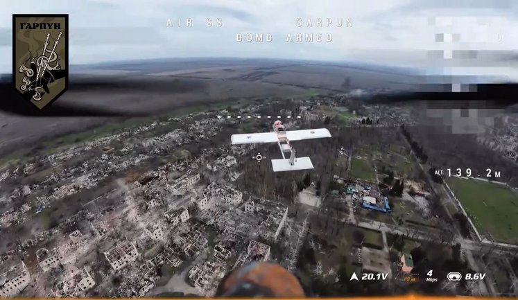 Бійці підрозділу "GARPUN" FPV-дроном із саморобним дробовиком збили безпілотник окупантів у повітрі. ВIДЕО