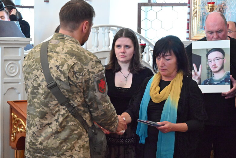 Зі скрипалем та воїном Давидом Якушиним, який загинув у бою з окупантами, попрощалися в Києві 22