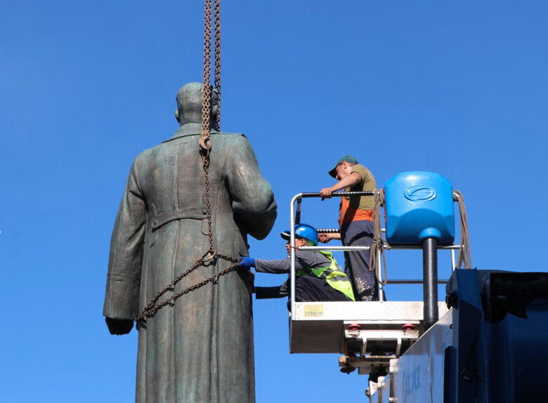 В Полтаве снесли памятник российскому генералу Зыгину 01