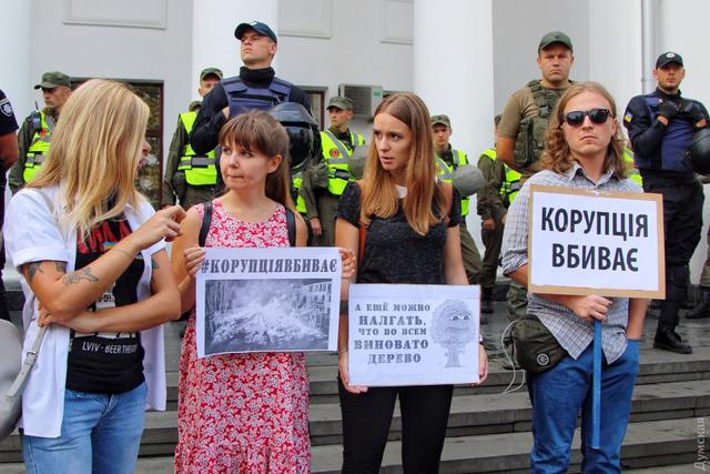 Трагедия в лагере Виктория: под зданием Одесской мэрии произошла серия потасовок, задержаны несколько активистов 04