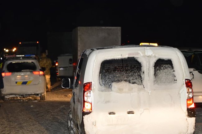 Hundreds of cars trapped by snow storm in Poltava region, entry to region to be banned for all modes of transport from 2 p.m 07