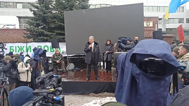 Беги, Вова, беги: Под судом, рассматривающим апелляции относительно меры пресечения для Порошенко, собрались митингующие 10