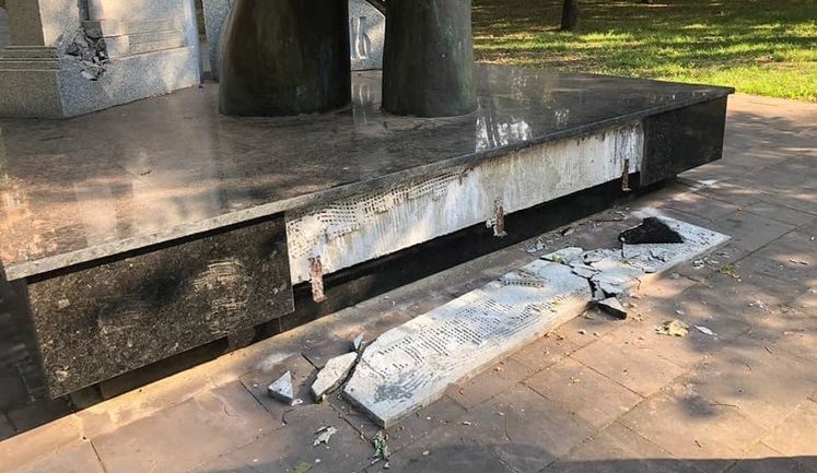 Вандалы в центре Кривого Рога повредили памятники чернобыльцам и погибшим под Иловайском воинам. ФОТОрепортаж