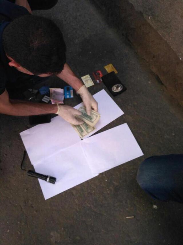 Двое одесских полицейских попались на взятке 2,5 тыс. долл., - прокуратура 03