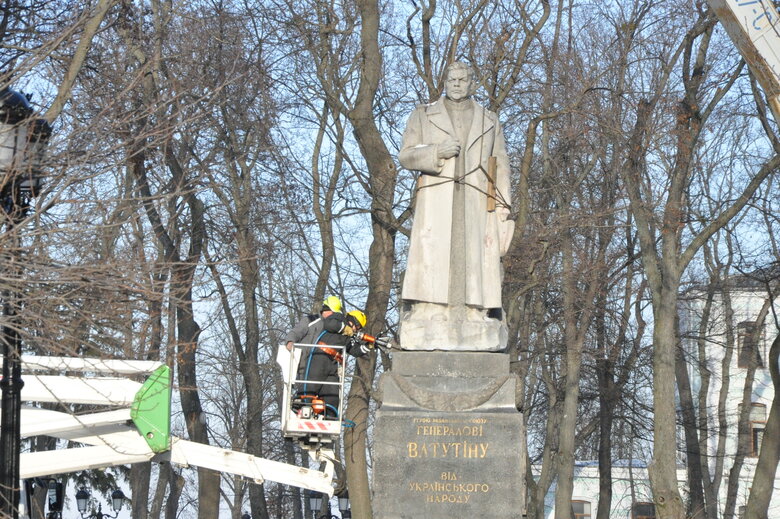 Пам’ятник радянському генералу Ватутіну демонтували у Києві 13