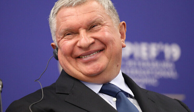 Голова "Роснєфті" Сєчін знову просить Путіна знизити податки на нафту через санкції