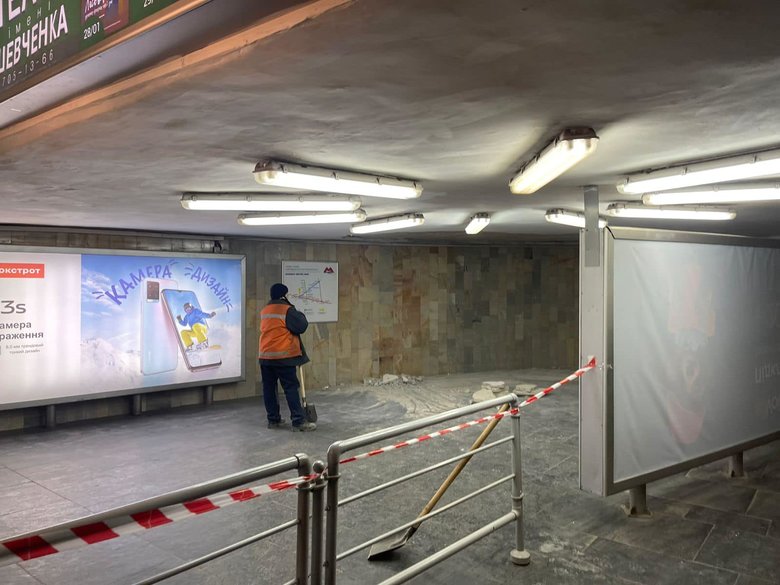 У вестибюлі на станції метро у Харкові обвалилася стеля: постраждалих немає 02