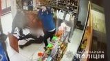 Били битами і стріляли впритул: двоє зловмисників напали на 29-річного чоловіка в магазині на Харківщині, - поліція. ВІДЕО+ФОТОрепортаж
