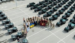 Військовим на фронт передали десятки квадроциклів, мобільні пилорами та техніку. ФОТОрепортаж