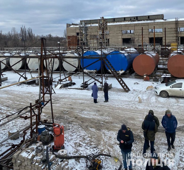 Поліцейські на Дніпропетровщині припинили діяльність мінізаводу з виготовлення фальсифікованого пального 02
