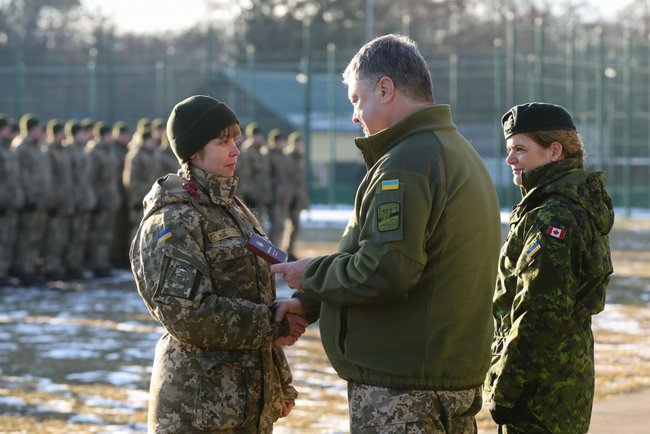 Порошенко вручил 20 военнослужащим государственные награды 03