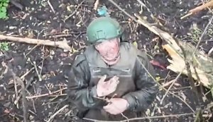 Россиянин кланяется и крестится перед украинским дроном и просится в плен. ВИДЕО