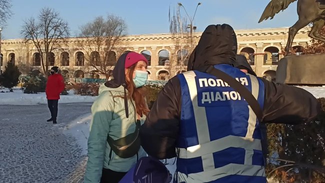 У Києві спробували провести акцію протесту проти насильства з боку правих екстремістів: мітингувальників затримала поліція за порушення локдауну 17