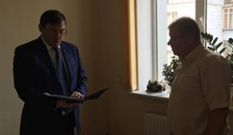 Lutsenko personally served indictment against Supreme Economic Court judge Shvets. VIDEO
