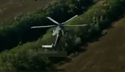 дрон наздоганяє вертоліт